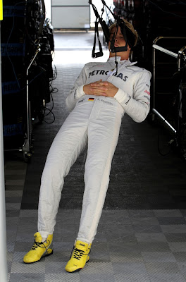Нико Росберг тренирует мышцы шеи на Гран-при Бельгии 2012