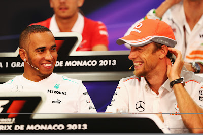 улыбающиеся Льюис Хэмилтон и Дженсон Баттон на пресс-конференции в среду на Гран-при Монако 2013