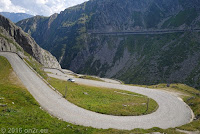 Vom San Gotthard auf der alten gepflasterten Gotthardstraße durch das Val di Tremola (Tal des Zitterns) hinunter nach Airolo.
