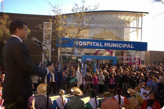 La celebración contó con la presencia de la comunidad educativa y numerosas instituciones que se lucieron en un extendido desfile cívico institucional que tuvo lugar sobre la Av. San Martín