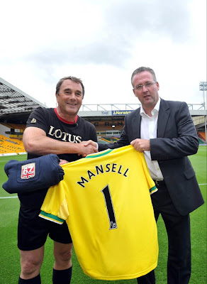 Найджел Мэнселл с именной футболкой и Canaries Team Manager Paul Lambert