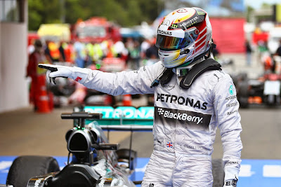 Льюис Хэмилтон в закрытом парке после финиша гонки на Гран-при Испании 2014