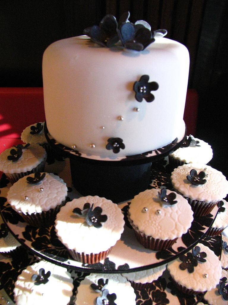 Black & White Wedding Cupcakes