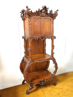 Симпатичный резной шкафчик с двумя дверками. ок.1850 г. 75/37/162 см. 4500 евро. Симпатичный резной шкафчик с двумя дверками. ок.1850 г. 75/37/162 см. 4500 евро.