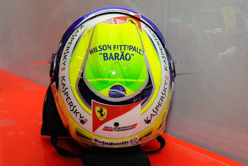 шлем Фелипе Массы с надписью в память о Вилсоне Фиттипальди на Гран-при Австралии 2013