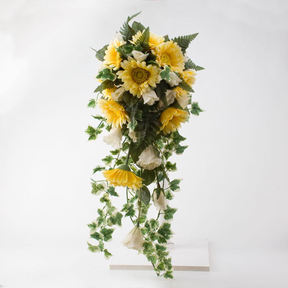 This elegant bridal bouquet is