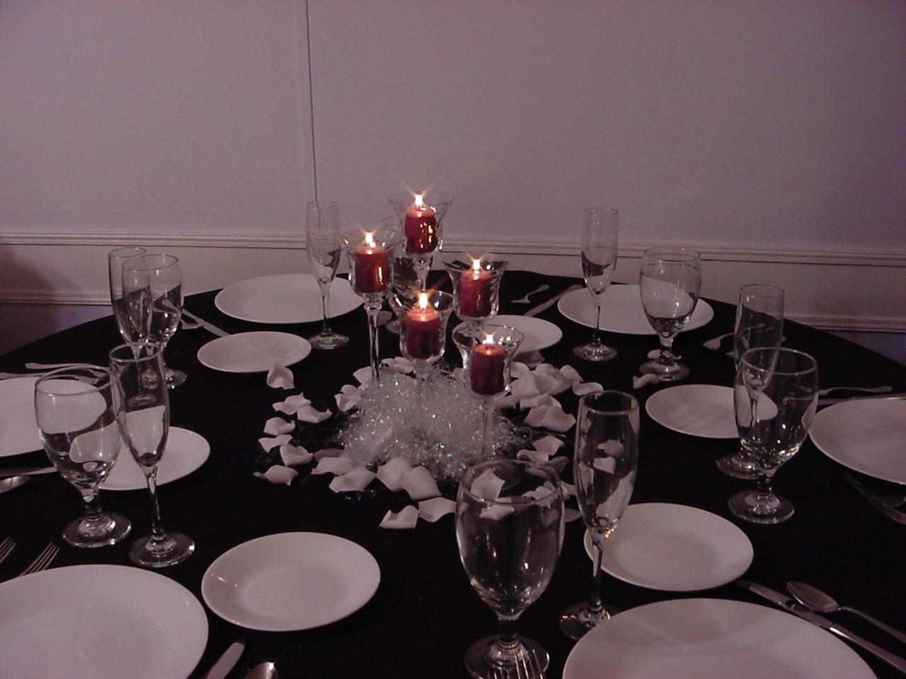 Wedding reception table candle centerpiece idea photo: a small elegant