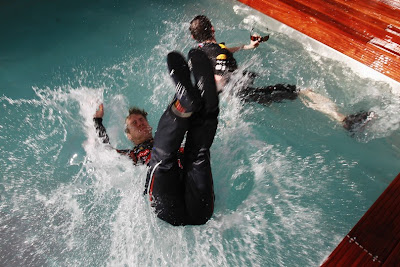 Себастьян Феттель прыгает спиной в бассейн Red Bull после победы на Гран-при Монако 2011