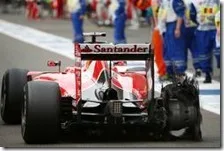 Vettel con la gomma forata