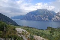 Sackstrasse von Nago-Torbole hoch zum Monte Varagna (1778m). Die schmale Fahrbahn endet an einem kleinen, unbefestigten Parkplatz. Von dort führt eine per Schild mit Fahrverbot belegte und unbefestigte Forststraße weiter, die später in einen Wanderweg übergeht und auf der Brentonico-Hochebene beim Albergo Rifugio Graziani am Fusse des Monte Altissimo-Massivs endet.
Das Albergo ist auf dem drittletzten Foto dieses Tages zu sehen.
