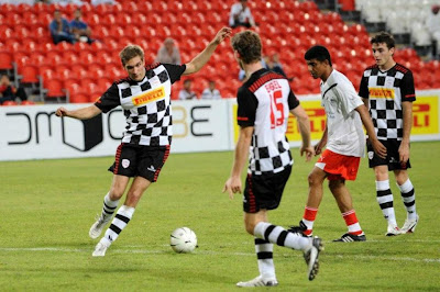 Виталий Петров на футбольном матче на Гран-при Абу-Даби 2011