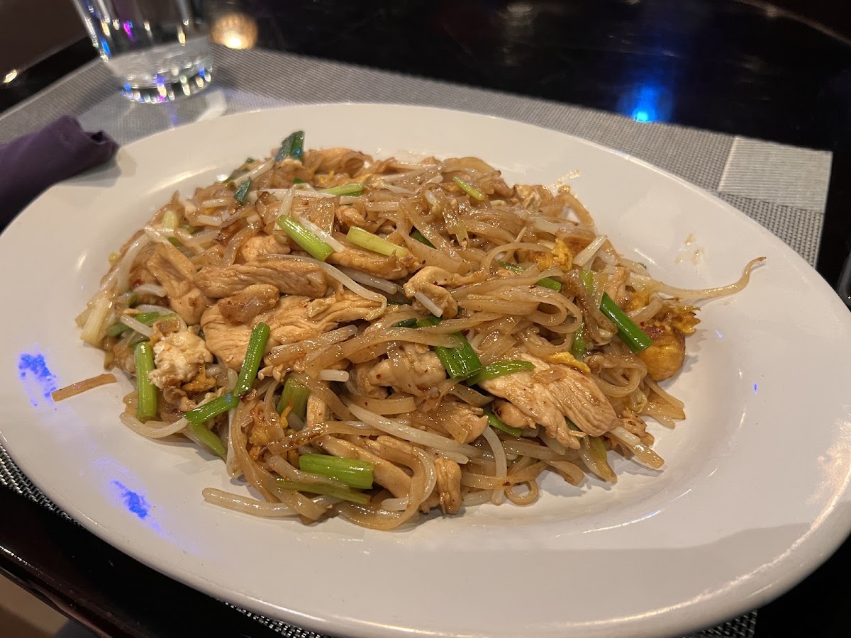 Chicken pad thai- chicken was tasteless and bland