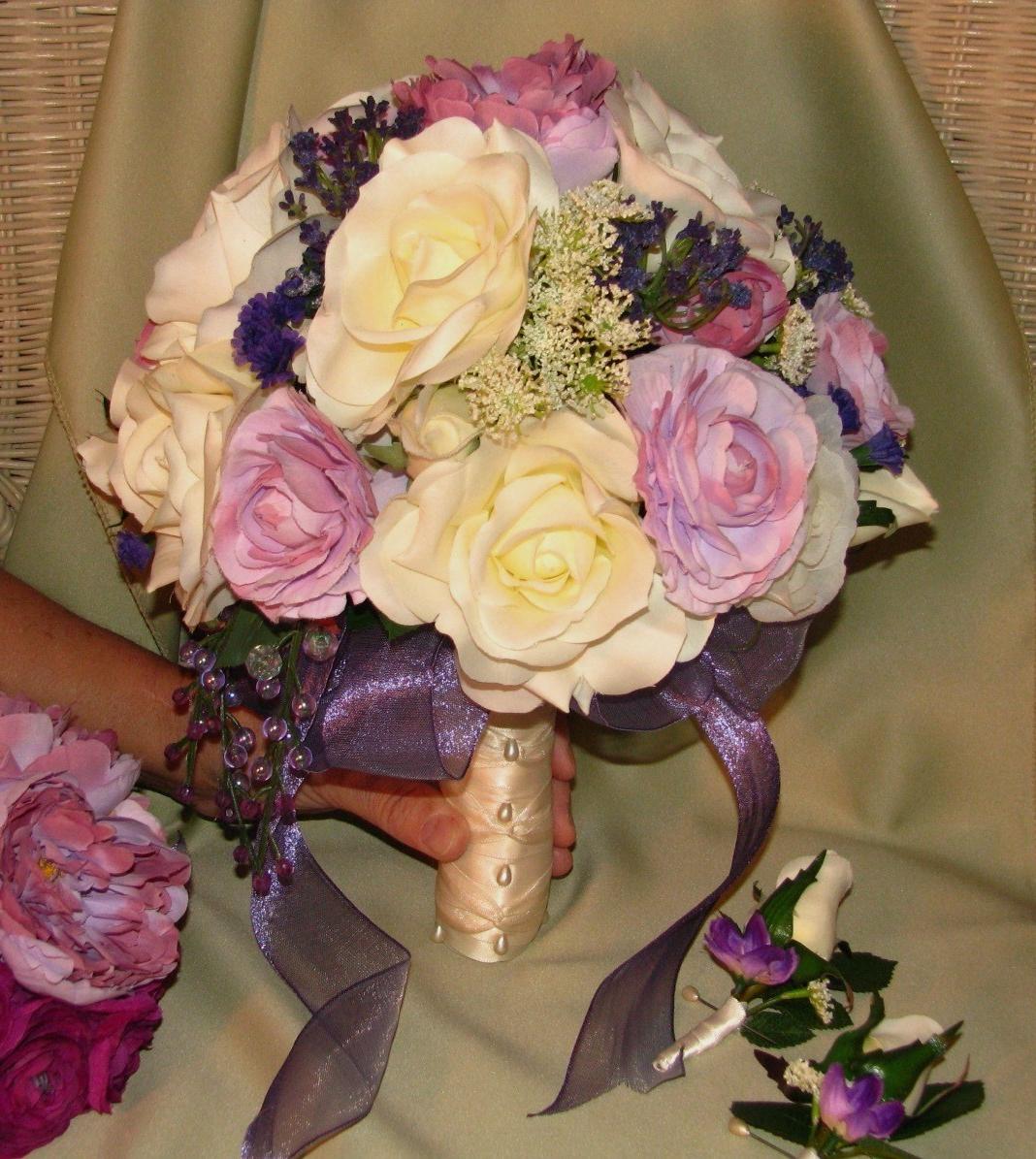 Bridal bouquet in ivory roses,