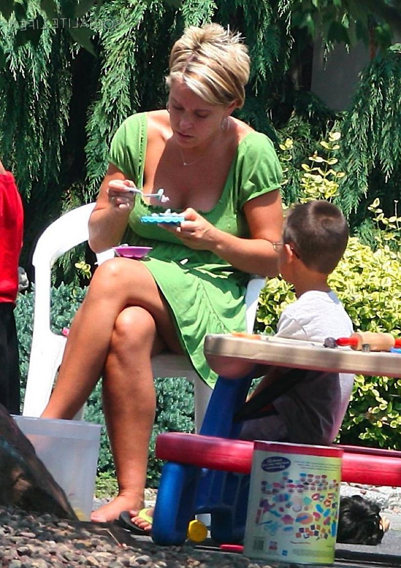 Kate Gosselin plays with the kids in the front yard of their Pennsylvania