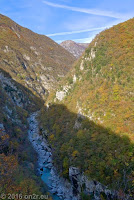 Von Anduins über Cerdevol Richtung Pozzis, Sella Chianzutan (954m) und Tolmezzo. Unten der noch schmale Fiume Arzino.