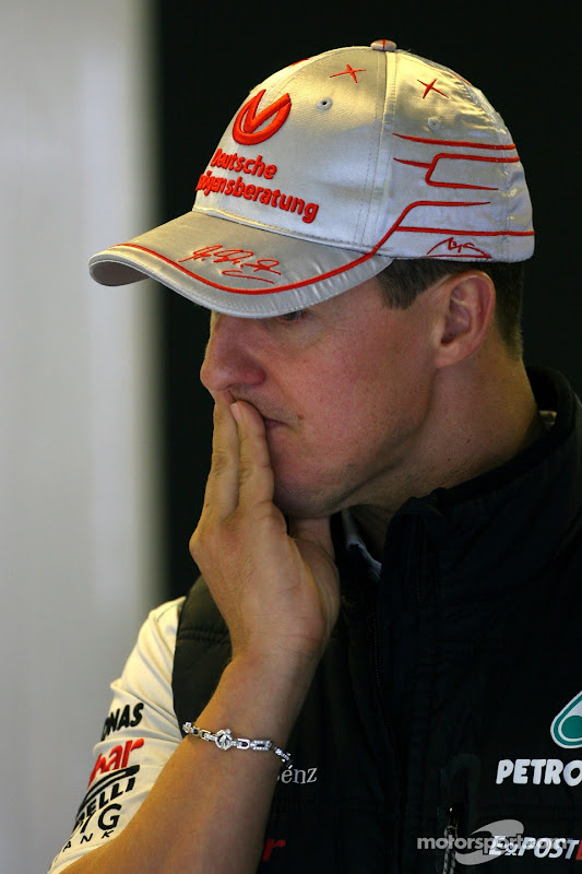 Михаэль Шумахер прикрывает свой рот рукой на Гран-при Венгрии 2011