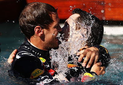 Себастьян Феттель в обнимку с механиком в бассейне на Гран-при Монако 2011