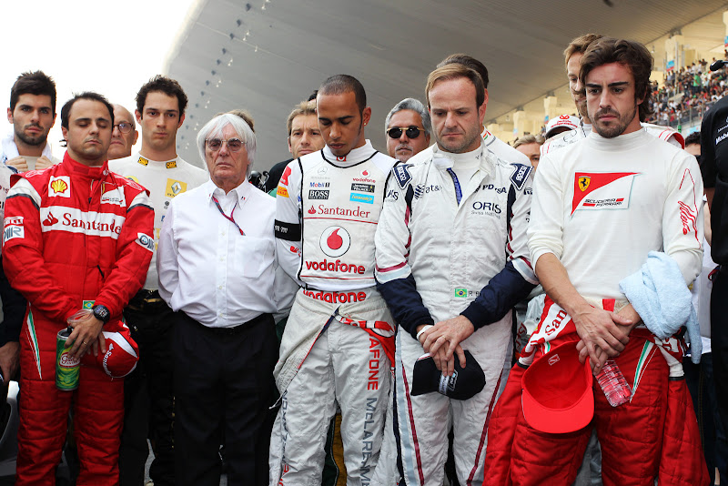 минута молчания в память о Дэне Уэлдоне и Марко Симончелли перед стартом гонки на Гран-при Индии 2011