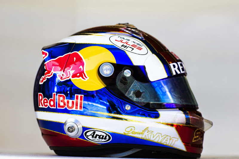 шлем Даниила Квята с российским гербом для Гран-при России 2014