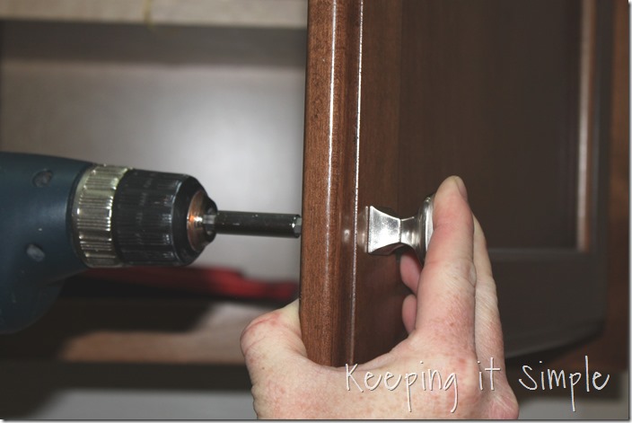 how-to-install-kitchen-cabinet-hardware (7)