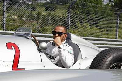 Льюис Хэмилтон за рулем болида Mercedes W154 на Нордшляйфе перед Гран-при Германии 2013