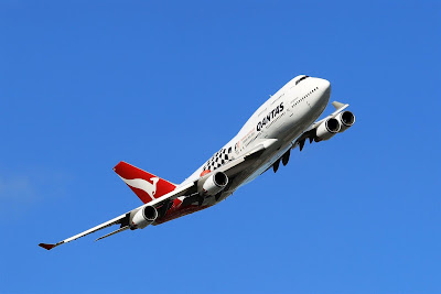Boeing 747-400 авиакомпании Qantas над трассой Альберт-Парк на Гран-при Австралии 2012