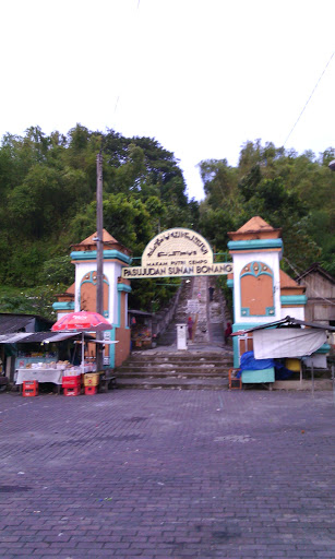 Gerbang Makam Putri Cempo