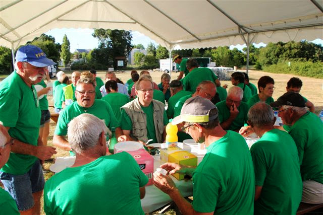 20 - repos des bénévoles après le départ de tous les cyclos.JPG