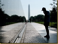 Vietnam_Veterans_with_Washington_Monument