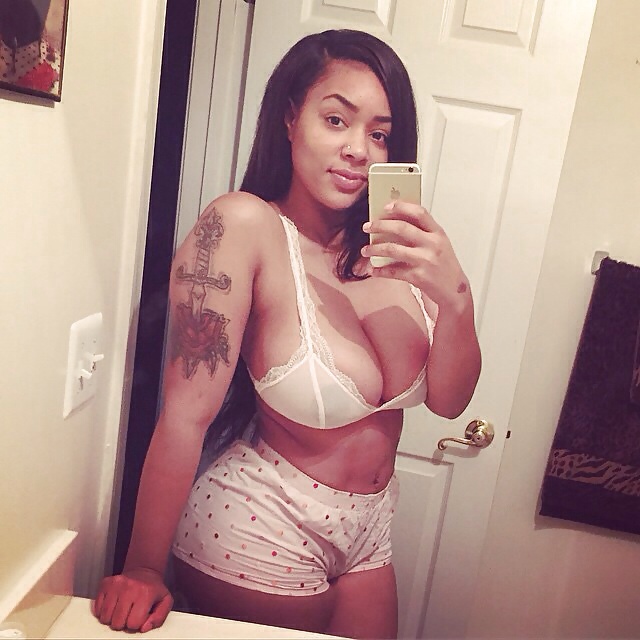 Baddie aundreana rene ironing fan pic