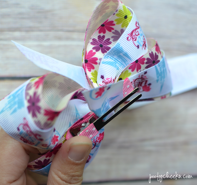 Step by Step No Sew Boutique Hair Bow Tutorial - lots of pictures and diagrams to help show you how. www.poofycheeks.com