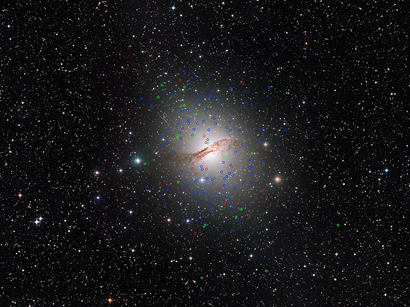 galáxia Centaurus A e os seus estranhos aglomerados globulares