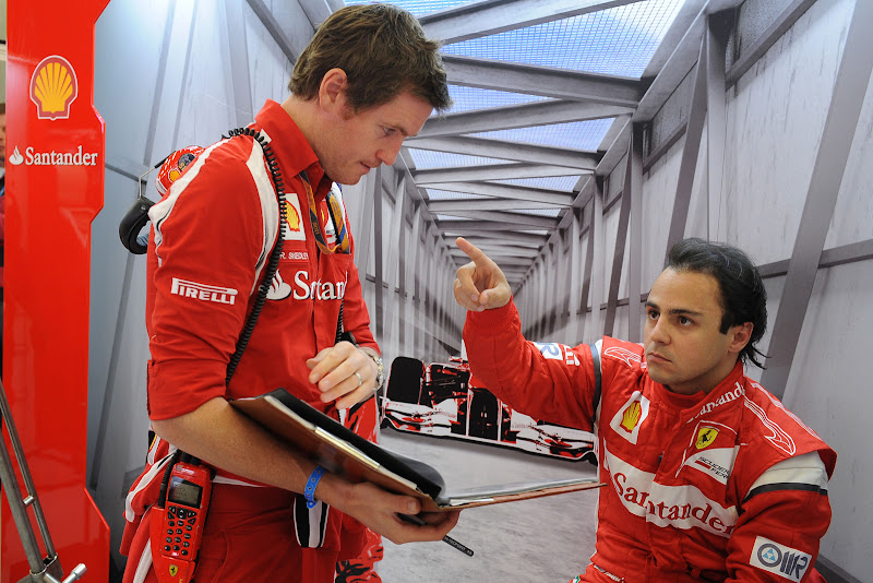 Фелипе Масса тычет пальцем в Роба Смедли в гараже Ferrari на Гран-при Бельгии 2011 в Спа