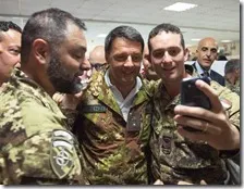 Matteo Renzi fa un selfie con i militari