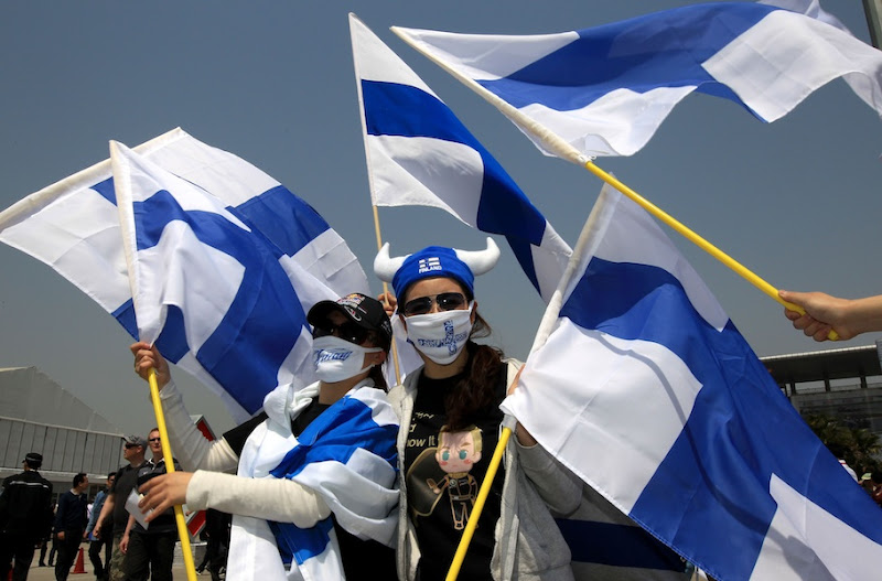 болельщицы Кими Райкконена в футболках и с финскими флагами на Гран-при Китая 2013