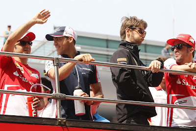 Фелипе Масса, Пастор Мальдонадо, Ромэн Грожан и Фернандо Алонсо на параде пилотов Гран-при Китая 2013