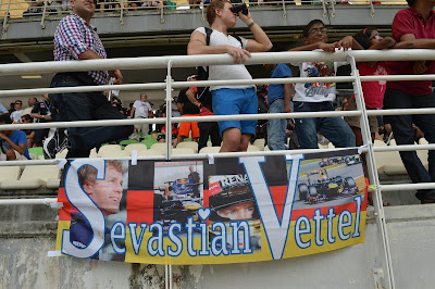 болельщики Себастьяна Феттеля с баннером на трибунах Куала-Лумпура на Гран-при Малайзии 2013