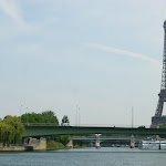 DSC06171.JPG - 16.06.2015. Paryż; wpływamy do centrum miasta  - wieża Eiffla na kursie; po prawej miniatura Statuy Wolności