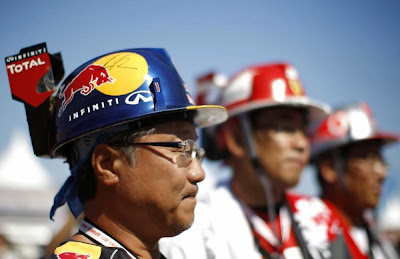 болельщики в оригинальных шлемах-болидах на Гран-при Японии 2013