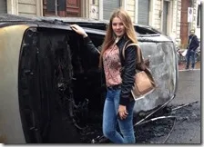 La foto della turista con l'auto bruciata