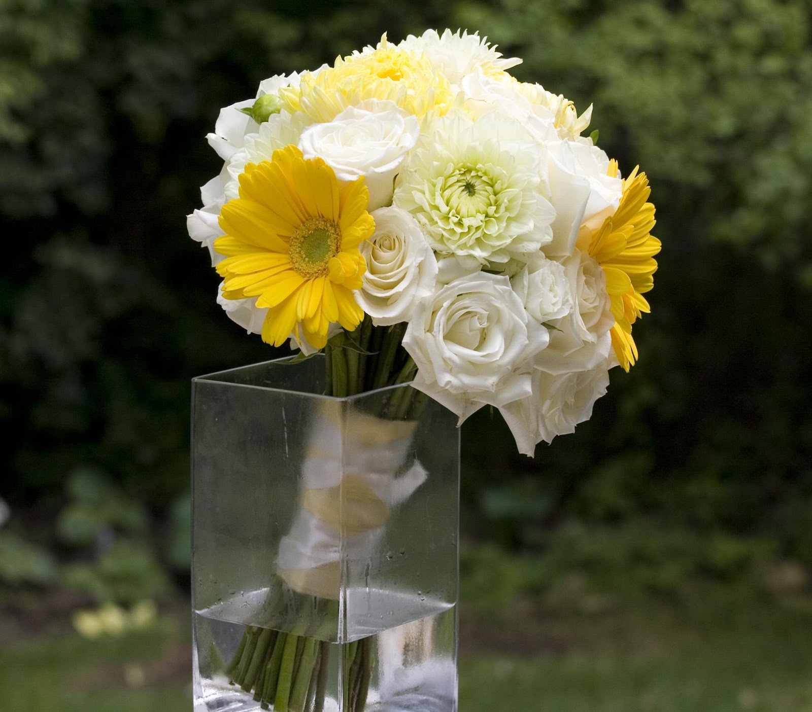 buttery yellow brides bouquet