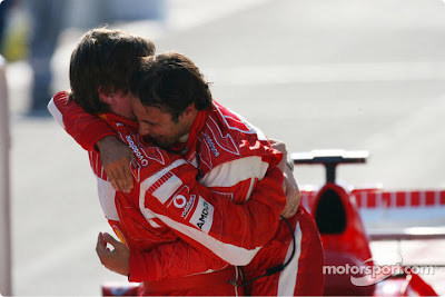 Фелипе Масса и Роб Смедли обнимаются после победы на Гран-при Турции 2006