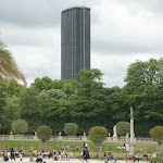 DSC06557.JPG - 21.06.2015. Paryż;  Ogród Luksemburski w pochmurny dzień;w tle Tour Montparnasse