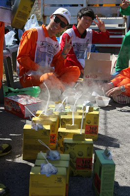 маршалы кушают доширак на трассе Йонам на Гран-при Кореи 2013
