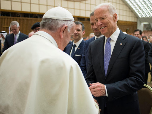 Pope Francis meets US Vice President Joe Biden (R) in Paul VI hall at the Vatican April 29, 2016. Photo/REUTERS