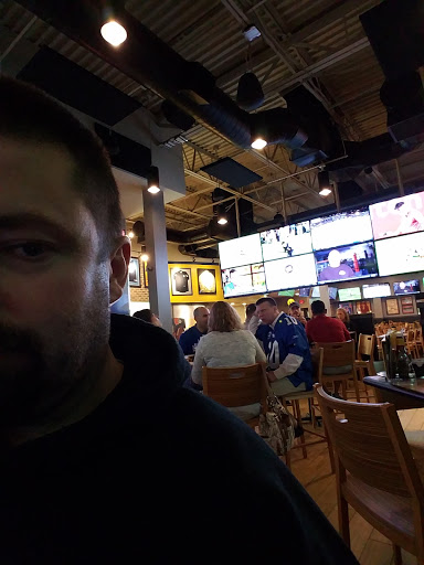 Chicken Wings Restaurant «Buffalo Wild Wings», reviews and photos, 3011 Westgate Mall, Fairview Park, OH 44126, USA