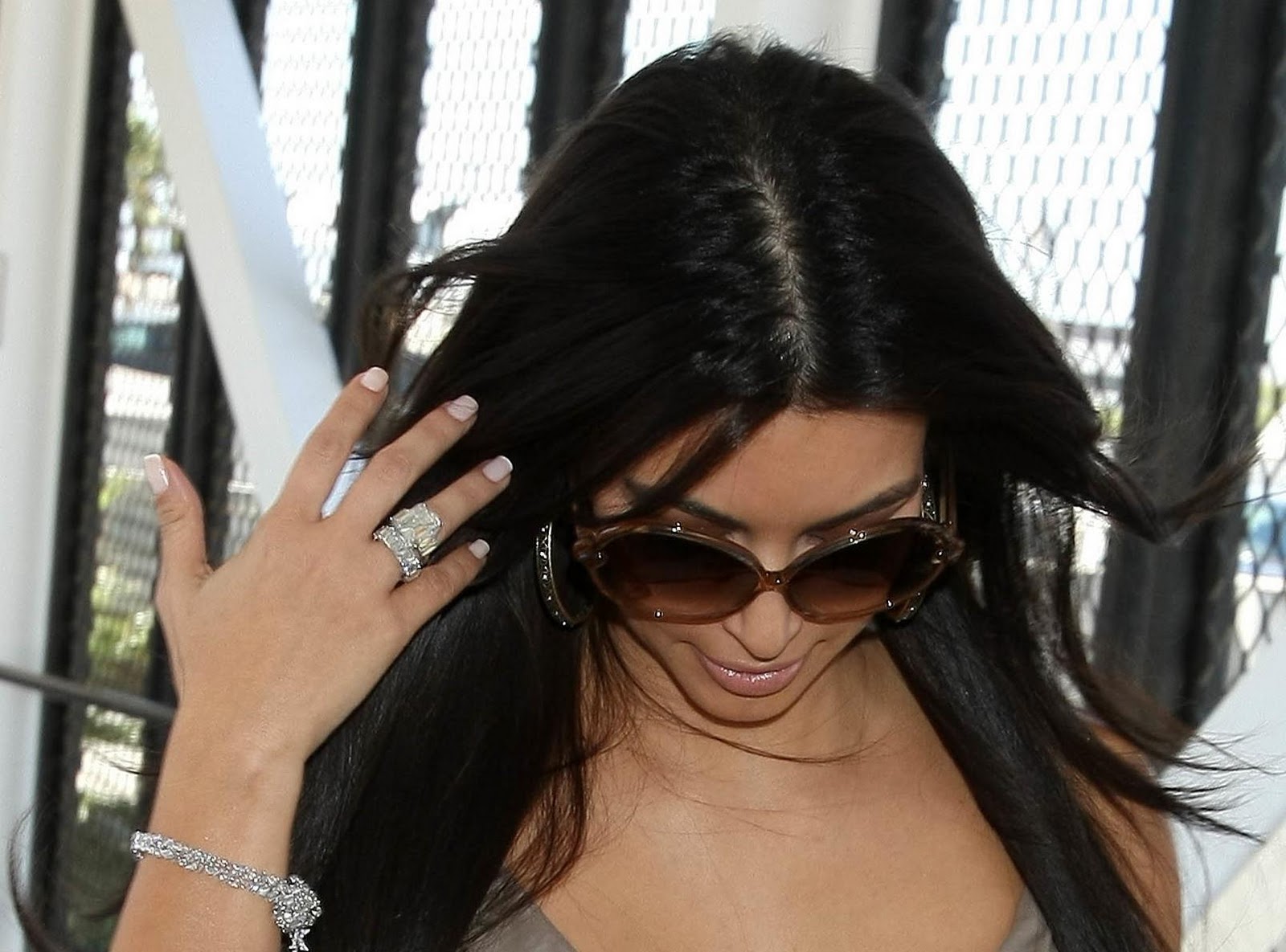 Kim flashes her wedding rings