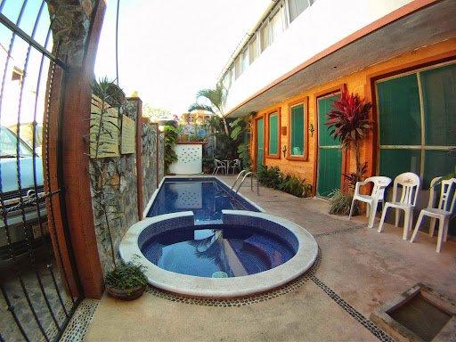 Hotel El Pirata, Playa La Ropa S/N, Playa la Ropa, 40880 Zihuatanejo, Gro., México, Hotel en la playa | GRO