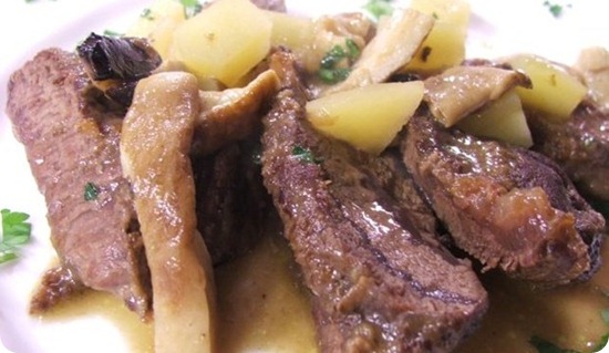 Guancialini di vitello in umido con patate e porcini Guancialini di vitello in umido con patate e porcini