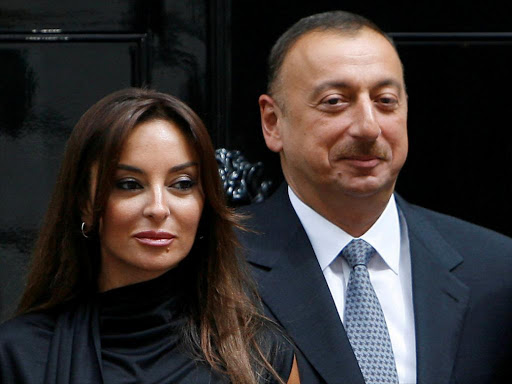 Azerbaijan's President Ilham Aliyev (R) and his wife Mehriban pose for photographers after a meeting at 10 Downing Street in London, Britain July 13, 2009. /REUTERS